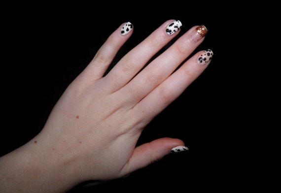 DALMATIAN GLITTER NAILS