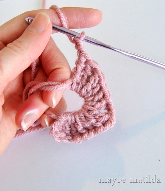 How to make crocheted Valentine hearts 