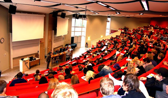 ForskarFredag Trollhättan 2010<br />
Gymnasieungdomar lyssnade på Folke Rydén med forskare från Högskolan Väst.