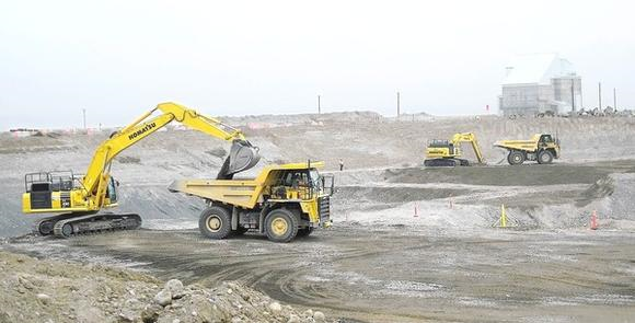 A crew works to remove contaminated soil near the Hanford nuclear waste site's D Reactor, 14 February 2013. Hanford is the nation's most contaminated piece of property, home to 56 million gallons of highly radioactive sludge in underground tanks that pose a long-term risk of leaking into the Columbia River. Photo: Annette Cary / Associated Press