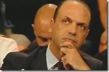 La faccia da funerale di Angelino Alfano