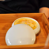 Lait et pomme caramélisée.
Un genre de flan, pas désagréable, mais que jai trouvé agréablement quelconque, comme beaucoup de desserts du restaurant.