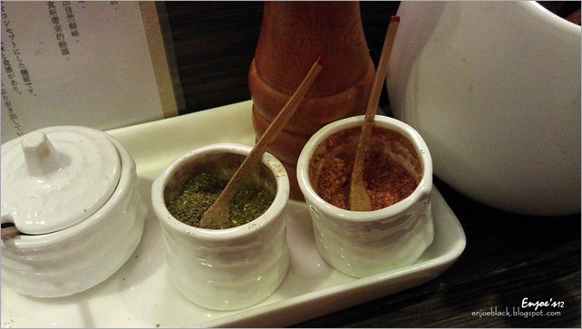 搭配著三種調味料，這兩味分別是山椒粉跟七味粉(由左到右)