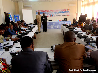 Des participants à l'atelier de validation des outils de mise en œuvre de la forme de l'enseignement technique et professionnel, organisé du 29/08 au 9/9/2011 à Kinshasa. Radio Okapi/ Ph. John Bompengo