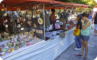 Las ferias artesanales están ubicadas en las plazas de las localidades y abren a partir de las 19.00 horas