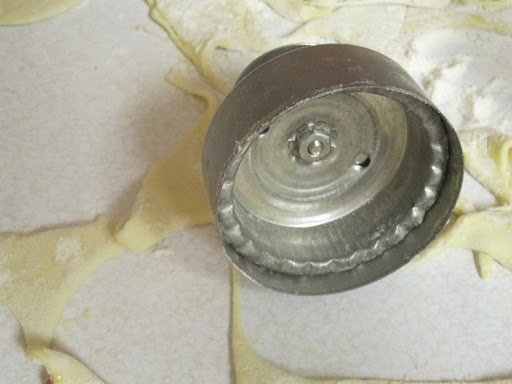 When you push down the handle, the edges get crimped and sealed.