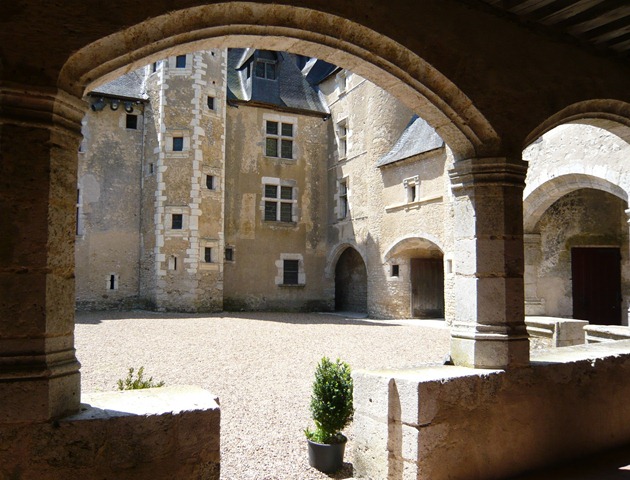 [chateau%2520fourgeres-sur-bievres9g%255B3%255D.jpg]