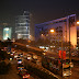 Central : grande artère, de nuit