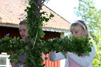 Tjejerna klär kransen
