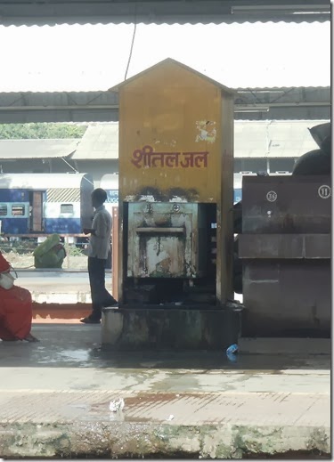 DSC01343-Viagem de trem Agra-Jhansi-bebedouro