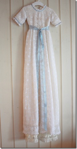 Håndlaget dåpskjole heklet blonder IMG_2211