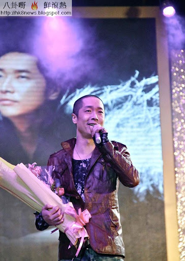 馬浚偉和小朋友玩得好開心。