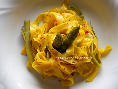 Tagliatelle di pasta all’uovo e di asparagi con zafferano e pepe Tagliatelle di pasta all’uovo e di asparagi con zafferano e pepe