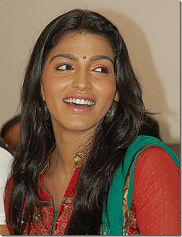 dhansika_smiling_photo