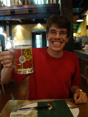 Tio João celebrando o fim do dia.
