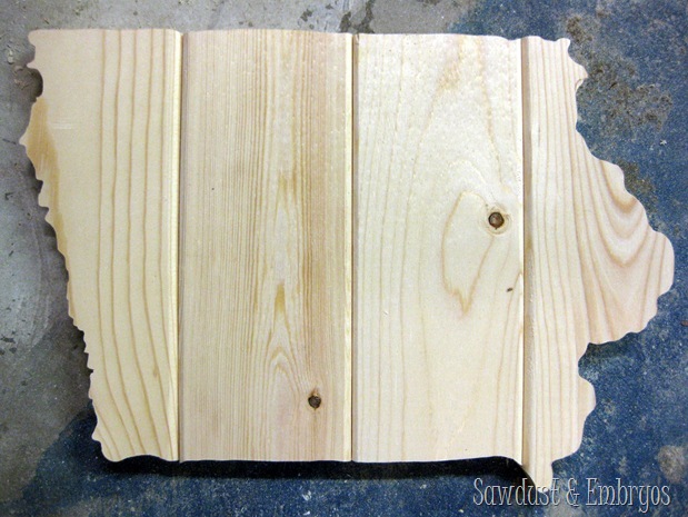 State of Iowa cut from 1x4's and distressed to look like 'barn boards' ...you could do this with ANY STATE! {Sawdust and Embryos} (2)