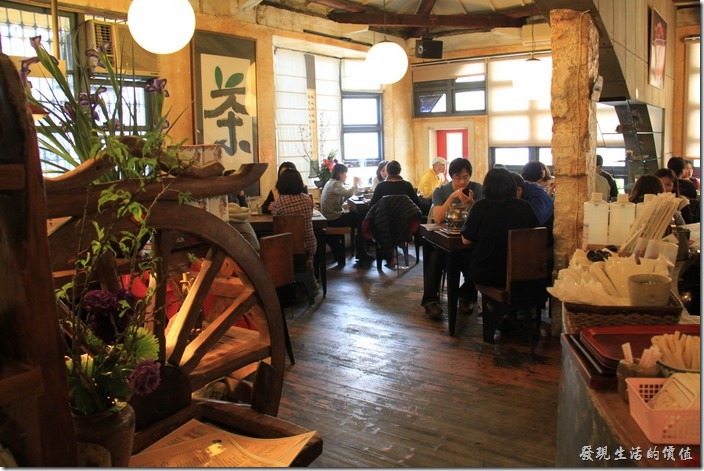 「台南-奉茶來恁兜」餐廳內的裝潢。中間用了一個清水模做了一個半圓形拱牆來強化老屋的結構。