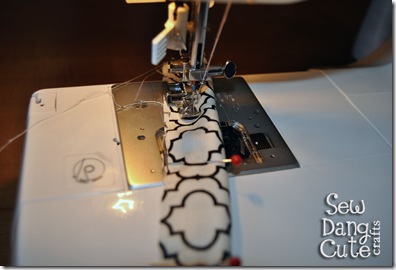 Sew-piping-with-zipper-foot