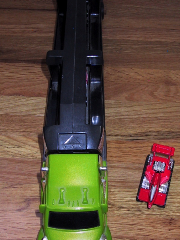 2004 Hot Wheels Semi & Trailer Car Carrier + 6 Cars