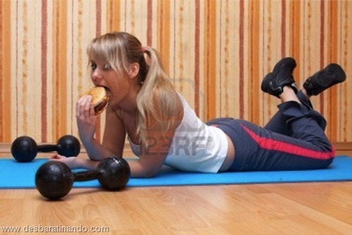 gatas mulheres comendo hamburgers  (12)