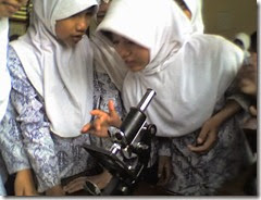 Siswa sedang asyik Praktik Mikroskop di Lab IPA