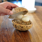Oeufs de caille conservés dans une saumure de vinaigre de pomme puis fumés au foin