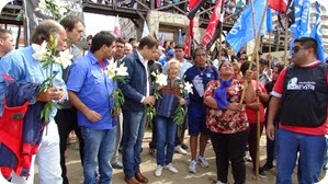 El acto concluyó con la participación de Lautaro Catrufo y sus músicos y con una ofrenda floral de claveles blancos, arrojados al mar a las víctimas del genocidio