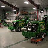 In de hoek staat alweer een frame klaar voor een volgend project. Behalve John Deeres is hier afgelopen jaar ook een Ford en een Case gebouwd.