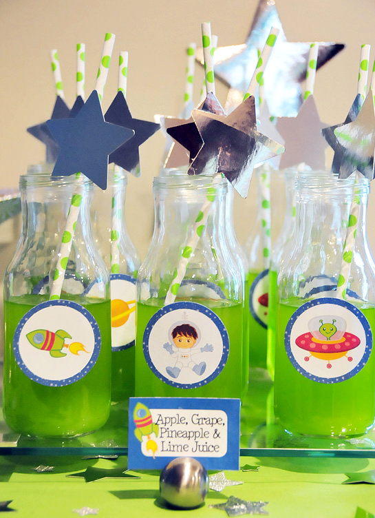 5.-drinks-table---green-alien-juice-astronaut-party-3--Fete-a-Fete