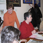 kantkringmiddag febr. 2006 Leida, Mariet, An, Maria, koffiepauze klaar voor website.jpg
