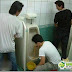 gila ke ape ni,celup mee di tempat orang kencing!