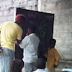 AOE14.jpg - L'institutrice apprend à ces enfants l'écriture.