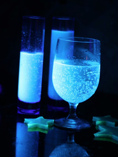 Add a splash of tonic water to drinks and they'll glow under a black light. Tonic water contains quinine, the ingredient that makes it glow! (www.ourbestbites.com) Add a splash of tonic water to drinks and they'll glow under a black light. Tonic water contains quinine, the ingredient that makes it glow! (www.ourbestbites.com)