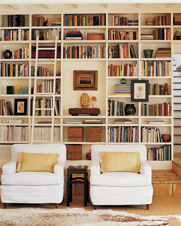Even smaller libraries look great with ladders. (Martha Stewart Living, September 2005)