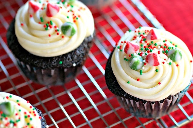 [Chocolate%2520Cupcakes%2520with%2520Cream%2520Cheese%2520Frosting2%255B3%255D.jpg]