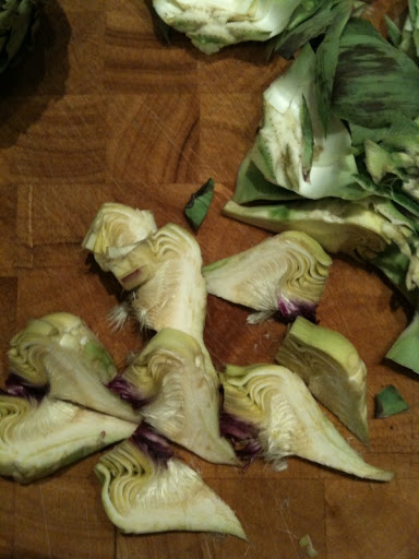 After the stem was trimmed down to the light green parts, I cut each into eight wedges. The next step is to cut out the hairy choke.