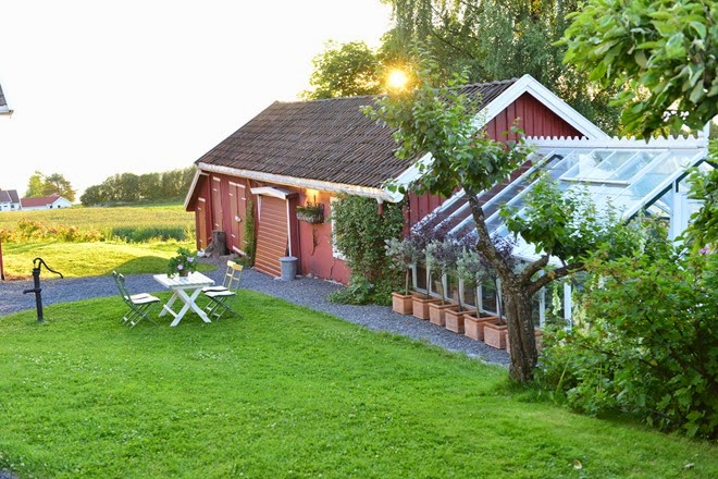 Lykken Står Den Kække Bi