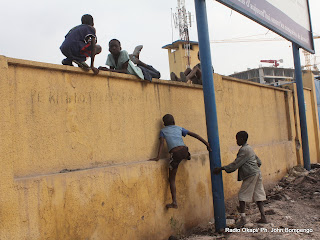 Quelques enfants de la rue passent sur la place du 30 juin ex-gare centrale ce 17/06/2011 à Kinshasa-Gombe. Radio Okapi/ Ph. John Bompengo