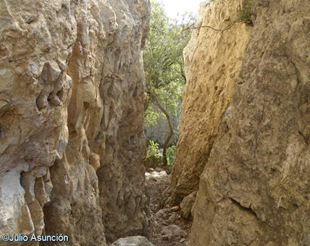 Paso entre rocas para acceder al mirador de Lazkua - Eraul