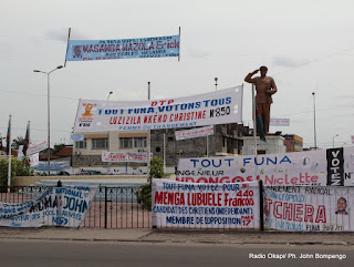 Des banderoles des candidats pour les élections de 2011 en RDC au rond point Kimpwanza à Kinshasa. Radio Okapi/ Ph. John Bompengo