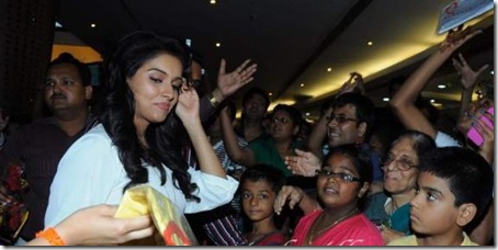 Asin Promotes Ready Film At Provogue Store (6)