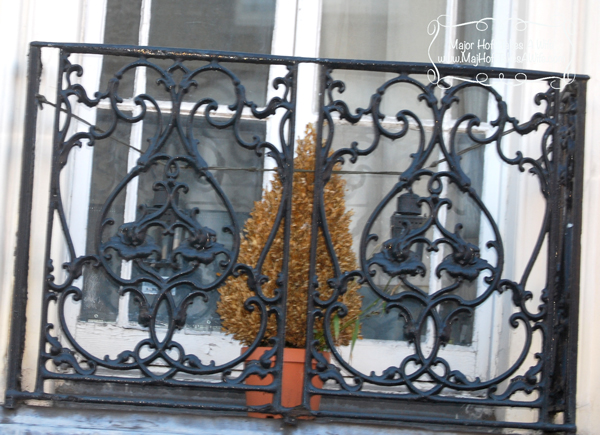 Pottedplantbalconyscroll.jpg Pottedplantbalconyscroll
