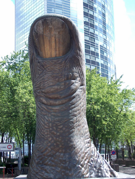 Finger Sculpture in la Défense