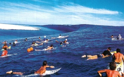 surfers-waiting-for-huge-wave-799x500