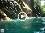 L'eau coule dans le canyon depuis le sommet.