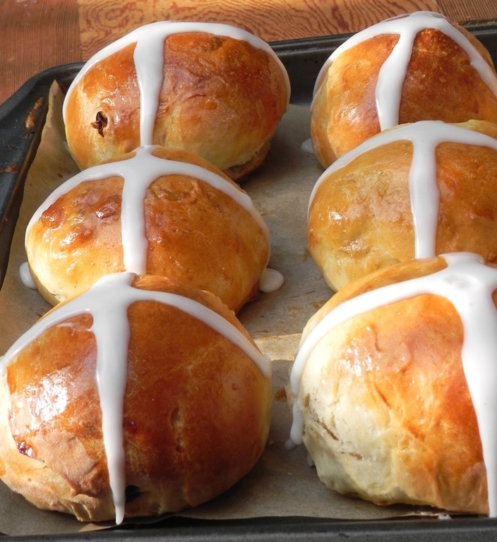 [hot-cross-buns-twelve-loaves-1%255B4%255D.jpg]