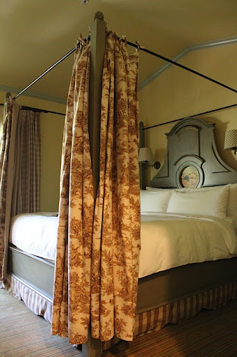 Who doesn't love a four-poster bed? Super intimate and romantic. Who doesn't love a four-poster bed? Super intimate and romantic.