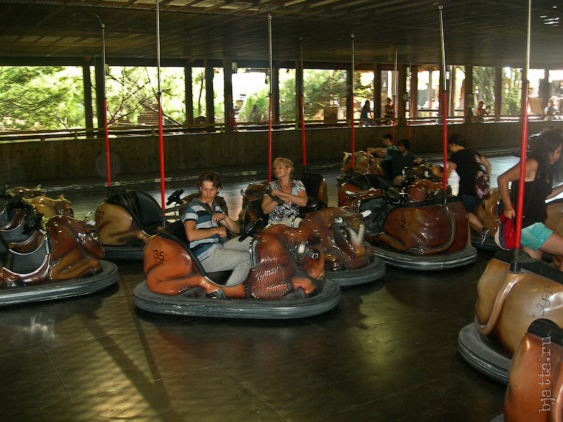 62. Порт Авентура. Port Aventura. Salou. Costa Dorada. Spain. Выбираем стандартный автодром, где во второй раз дети зависают на много кругов. 62. Порт Авентура. Port Aventura. Salou. Costa Dorada. Spain. Выбираем стандартный автодром, где во второй раз дети зависают на много кругов.