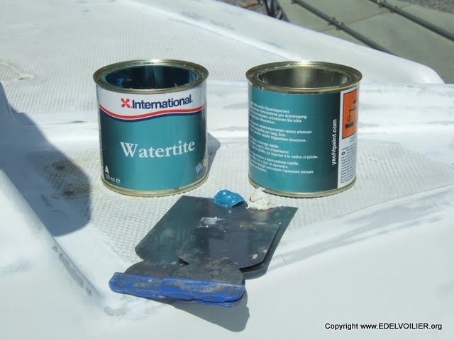 Enduit epoxy Watertie International se mélange en proportion 1/1 (les 2 noisettes de couleur sur la spatule)