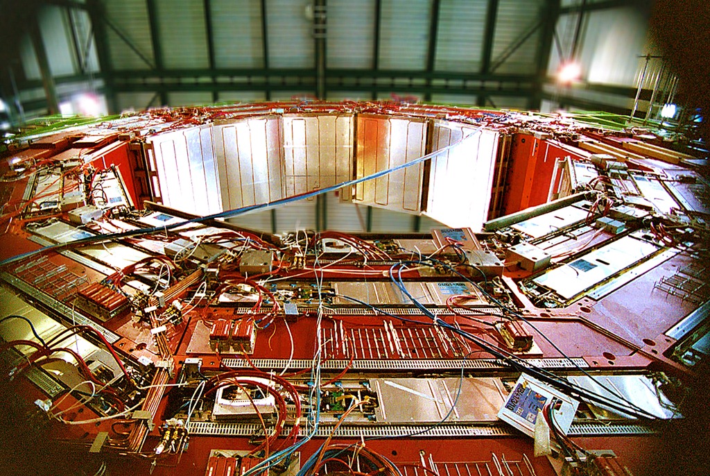 [CERN-Pt5-CMS-Constn-Hall---CMS-barre.jpg]